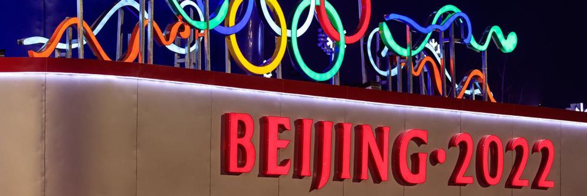 Az olimpiai gyűrűk a Beijing 2022 felirat fölött, a február 4-én kezdődő pekingi téli olimpiai játékok logója látható egy stadion oldalán