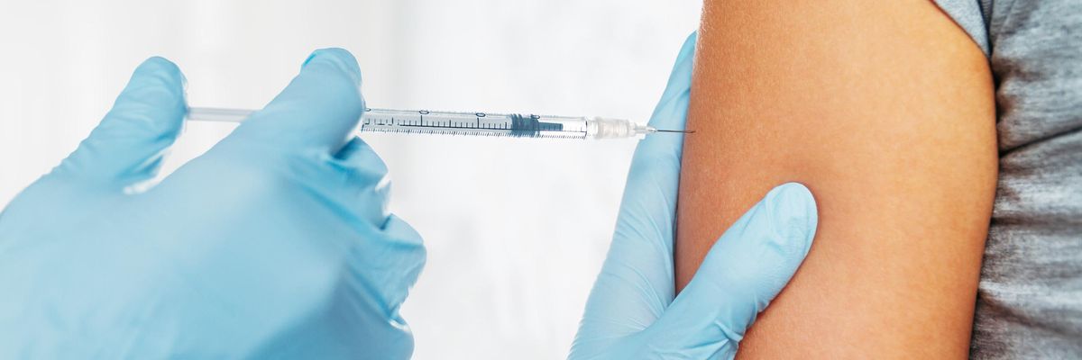 Az oroszok azt mondják, új vakcinájuk 100 stázalékos védelmet nyújt a koronavírus ellen