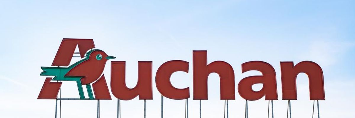 Az oroszországgal továbbra is üzletelő Auchan logója a vállalat egyik áruházának tetején