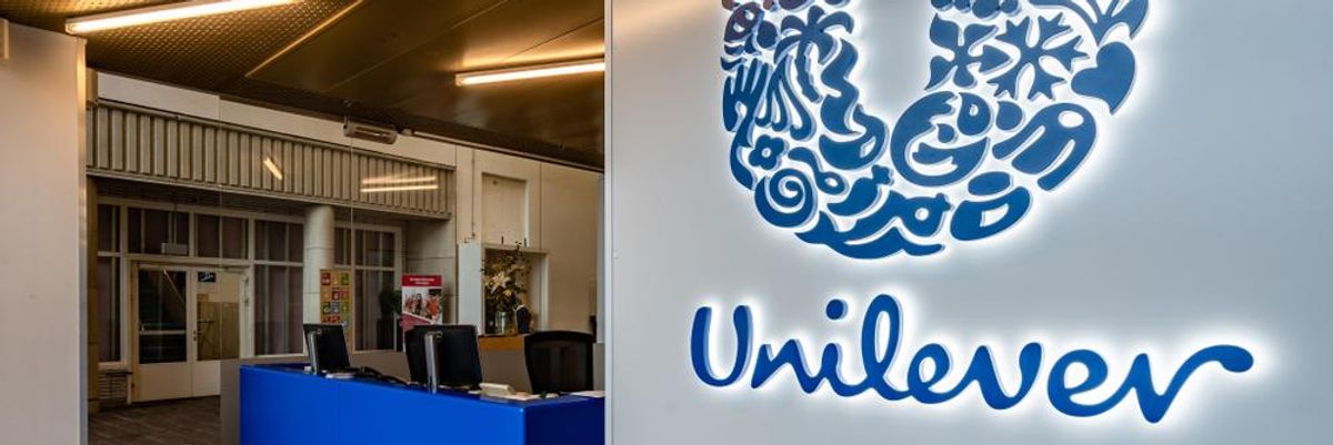 Az Unilever logója a vállalat egyik irodájában