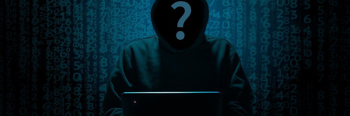 Azonosítatlan hacker ül a gép előtt kapucnis pulcsiban egy kérdőjellel az arca helyén