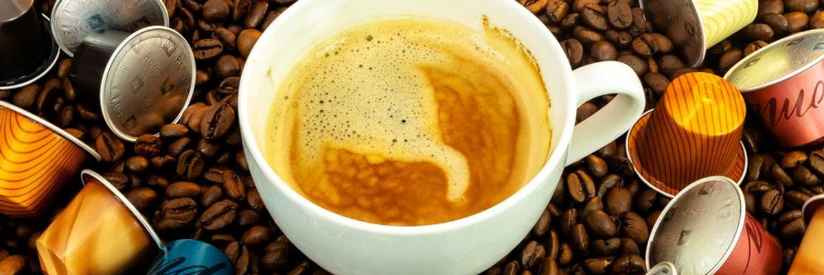 Babkávé, színes kávékapszulák, egy csésze kávé