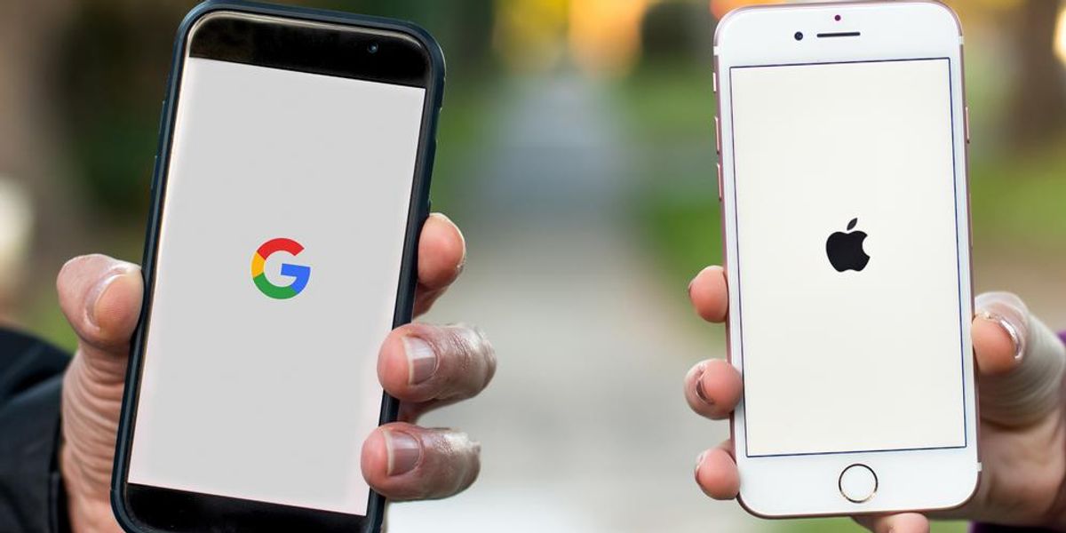Bal oldalon egy férfi a kezében tart egy Androidos telefont, aminek a képernyőjén a Google logója látható, jobb oldalon egy nő a kezében tart egy iPhone-t, aminek a képernyőjén egy Apple logó látható