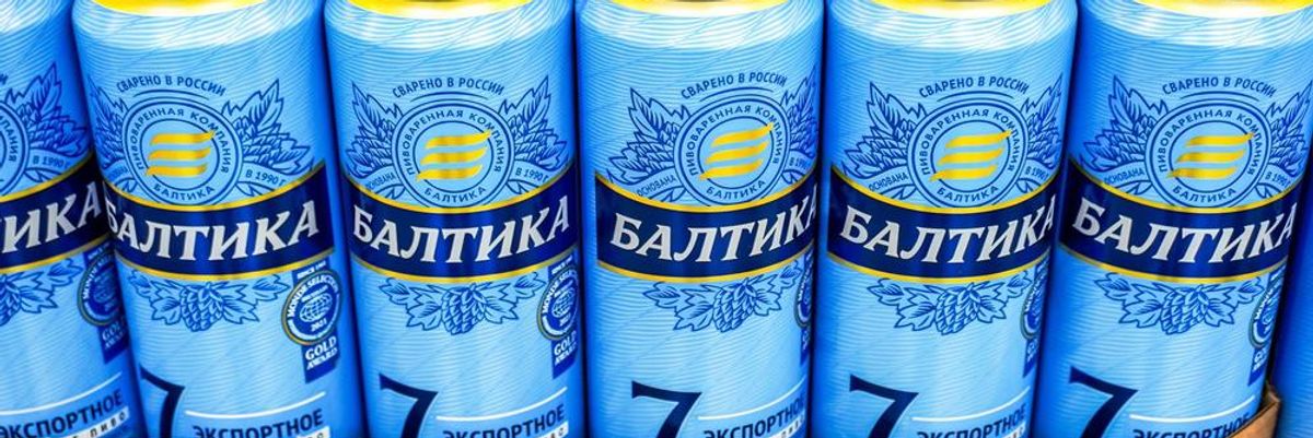 Baltika márkájú dobozos sör egy üzlet polcán