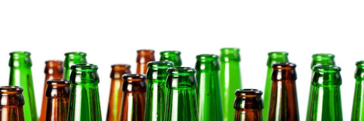 Barna és zöld üres sörösüvegek