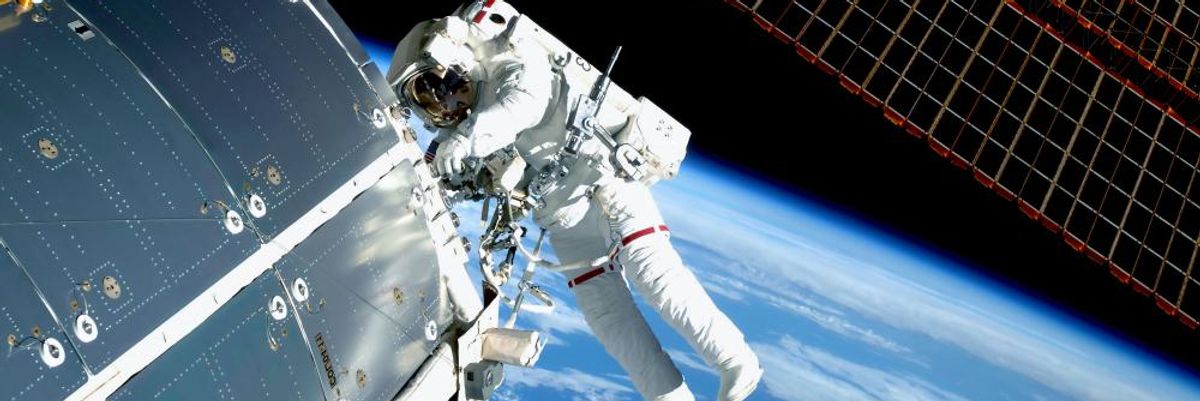 Bátor űrhajós szakfanderben az űrben, Föld körüli pályán javítja a Nemzetközi Űrállomás egységét