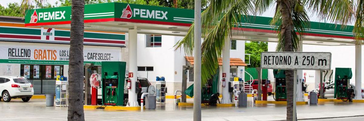 Benzinkút pálmafák Mexikó