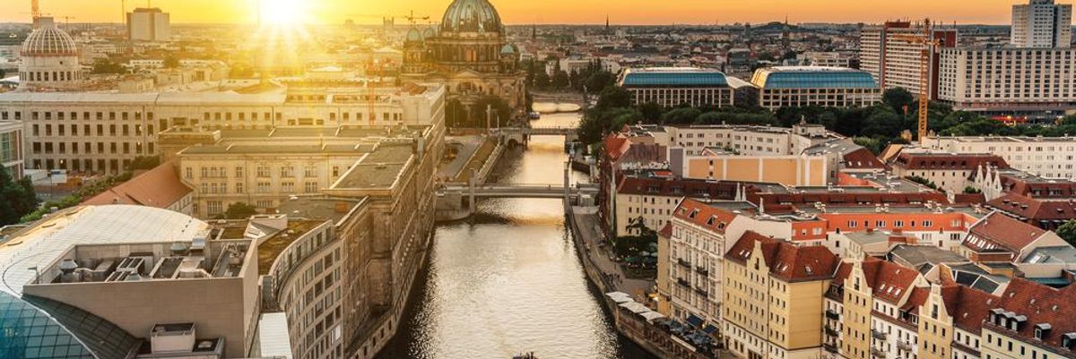 Berlin látképe a magasból folyóval