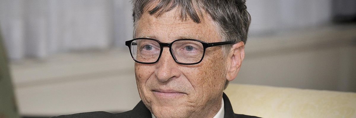 Bill Gates keresztbe tett kézzel kémleli a jövőt öltönyben