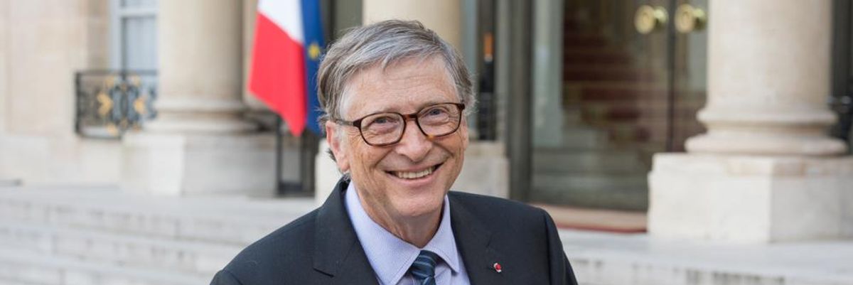 Bill Gates öltönyben mosolyog egy épület előtt, arra készül, hogy a pandémiáról beszéljen
