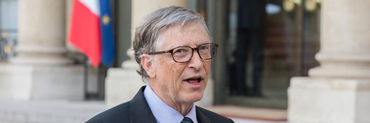 Bill Gates zakóban nyakkendőben 