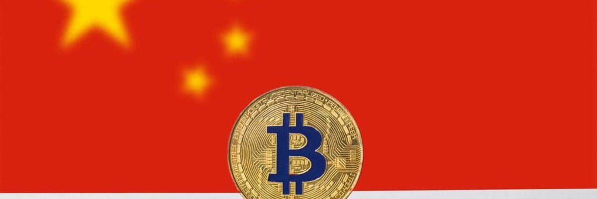Bitcoin érme a kínai zászló előtt