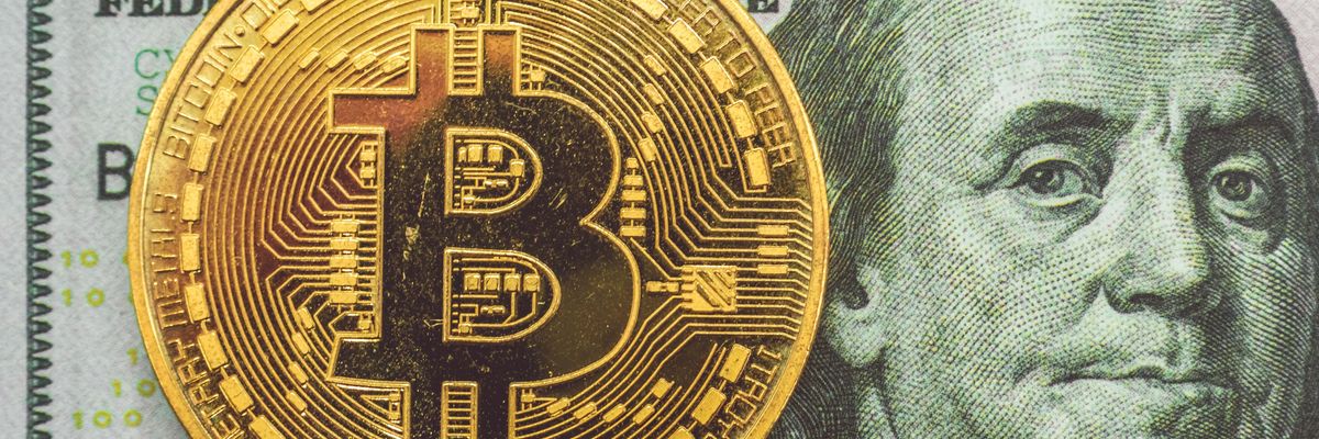 Bitcoin érme és dollár bankjegy