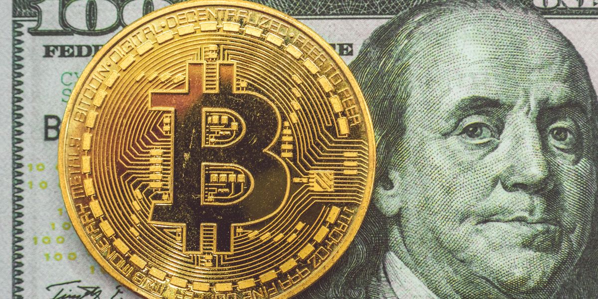 Bitcoin érme és dollár bankjegy