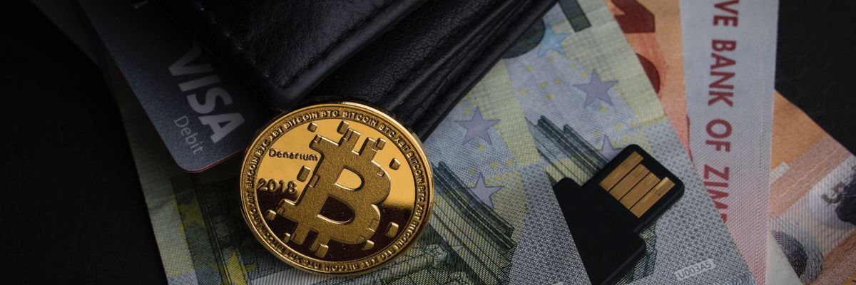 Bitcoin érme pénztárca, bankkártya és bankjegyek társaságában