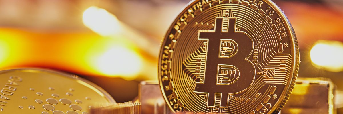 Bitcoin és cardano kriptovaluták fantáziaérméi egy alaplapon