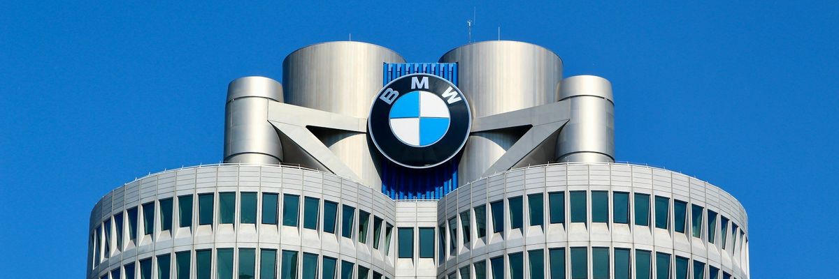BMW logó egy épület tetején