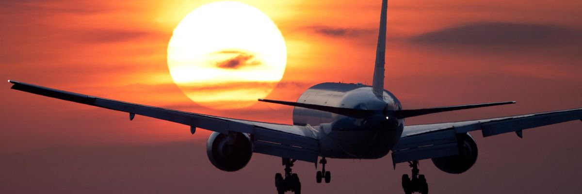 Boeing repülőgép száll az égen, naplementében