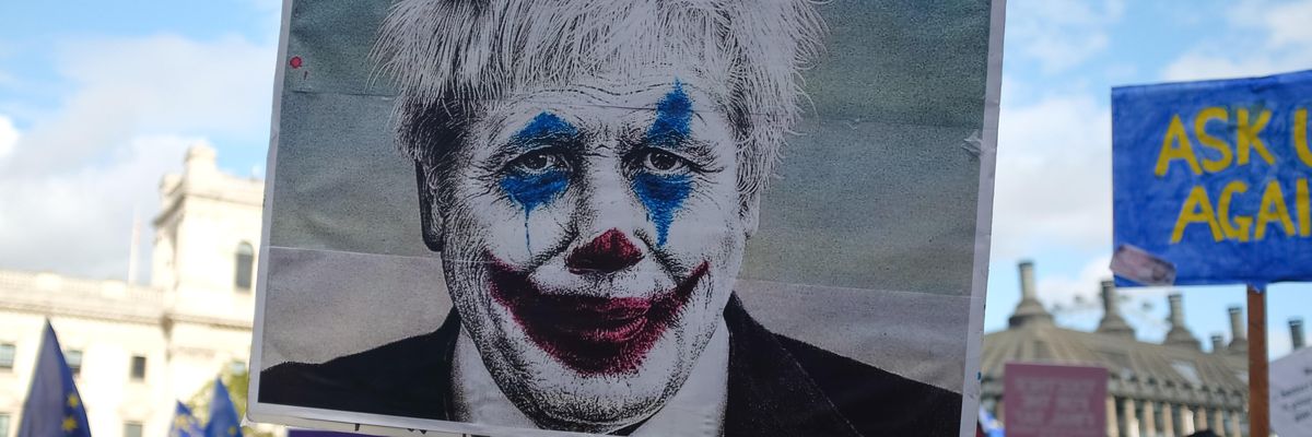 Boris Johnson bohócnak maszkírozva