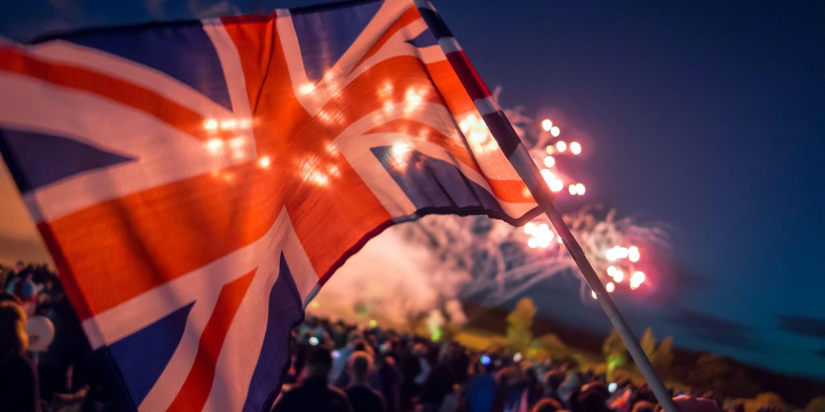 Brit zászló háttérben tűzijátékkal