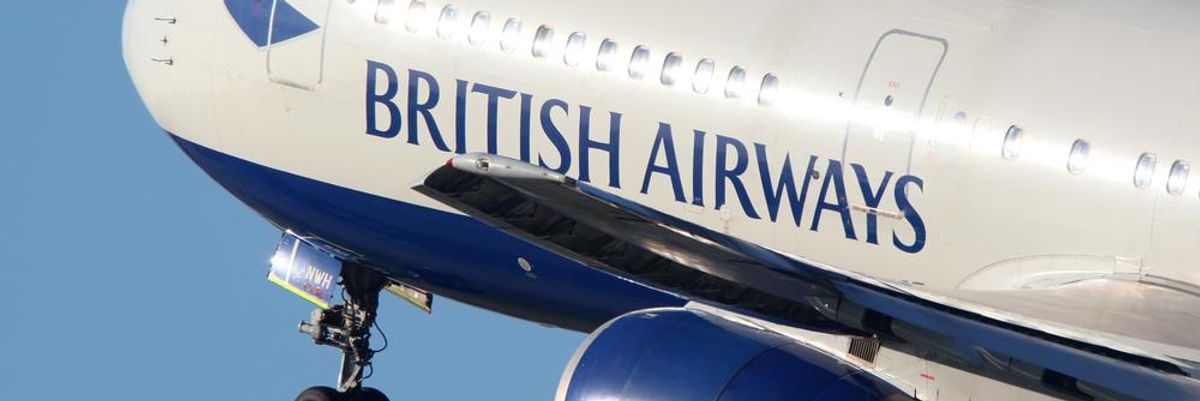British Airways kék-piros logójával ellátott repülőgép