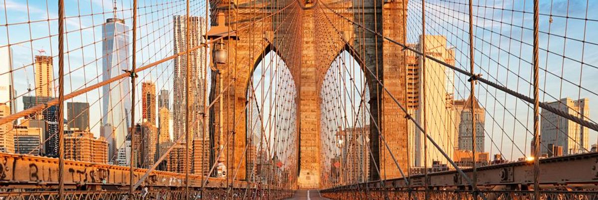Brooklyn Bridge New Yorkban, napsütésben. 