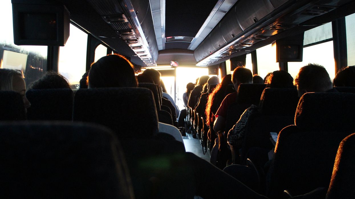 Buszban utasok ülnek