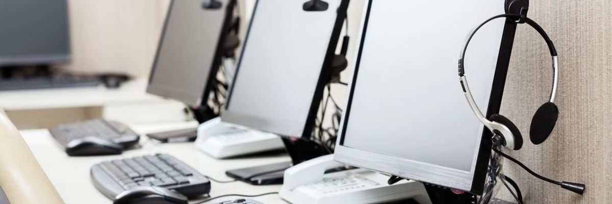 Call centeres munkakörnyezet három számítógéppel, klaviatúrával és headsettel, ilyen helyeken razziázott az Europol