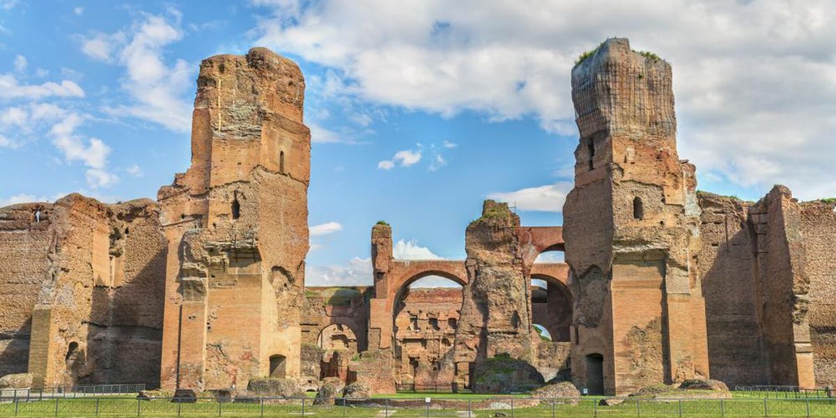 Caracalla termái a történelmi Róma központjában, nyáron, napsütésben