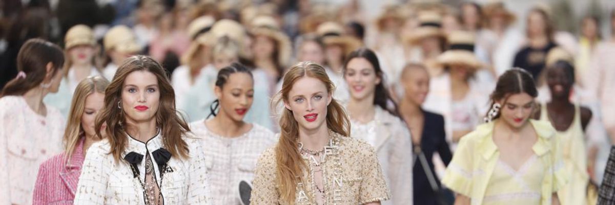 Chanel ruhákat bemutató modellek a kifutón