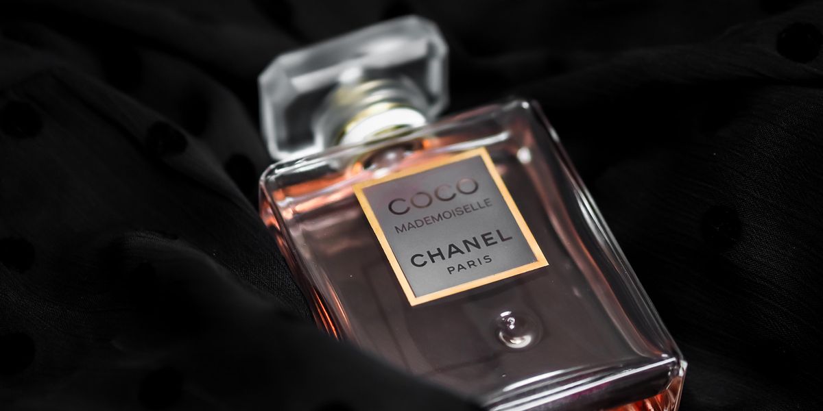 Coco Chanel Mademoiselle parfüm egy fekete ruhadarabon