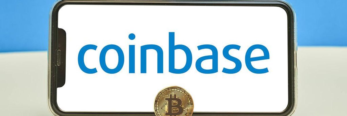 Coinbase logó egy telefonon, ami előtt egy bitcoin van