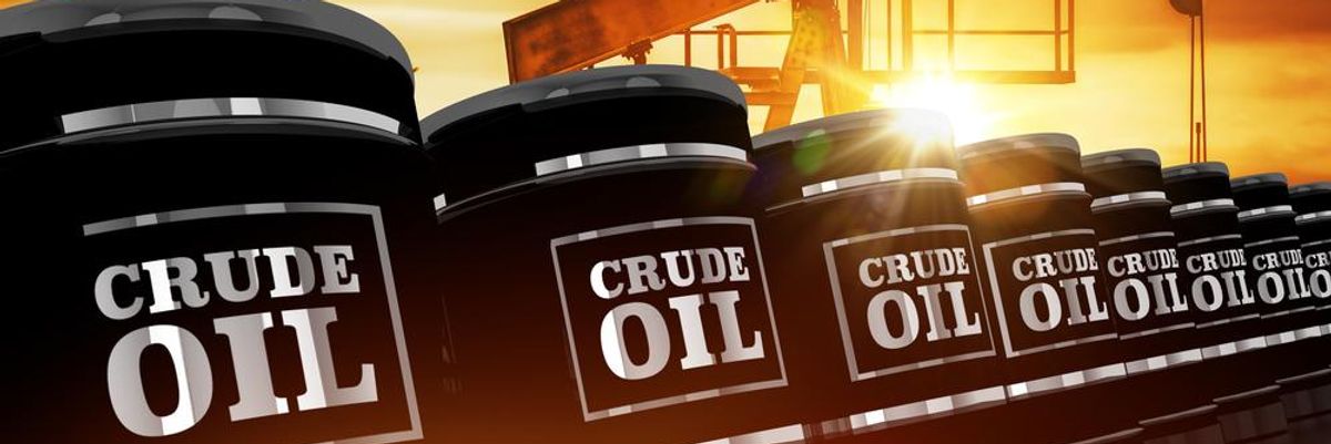 Crude oil feliratú hordók rakáson