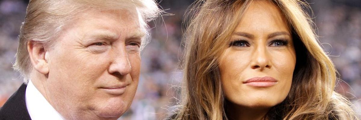 Donald és Melania Trump, egykori elnök és First Lady elegáns ruhában nézelődik