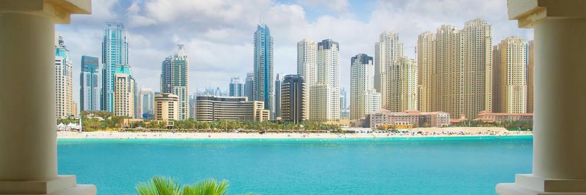 Dubaj felhőkarcolói és a tenger a teraszról