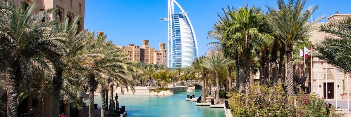 Dubaj ikonikus épülete, az előtérben pálmafák és villák