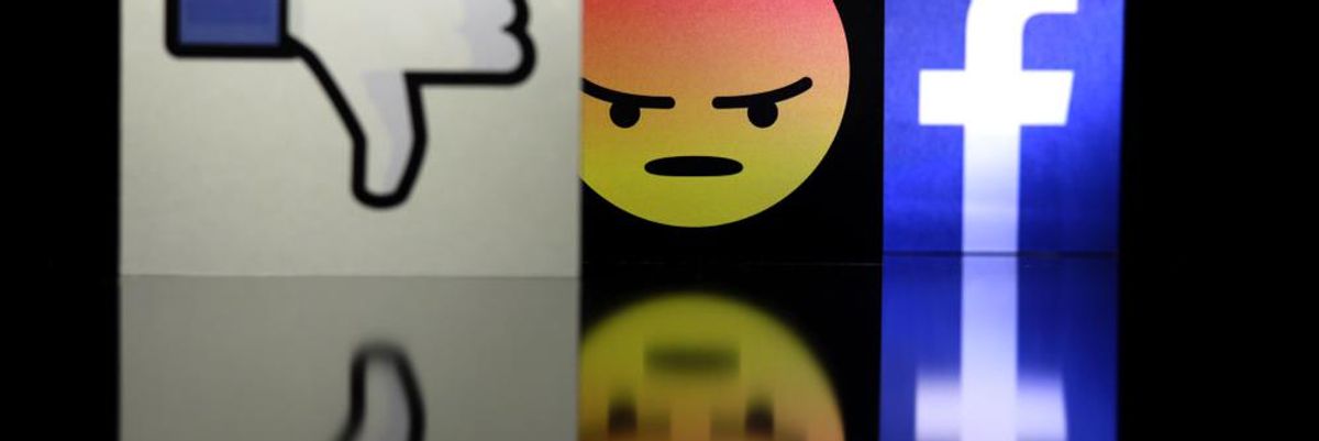 Egy dislike, egy mérges reakció és egy Facebook logó van egymás mellett egy fekete, tükröződő környezetben