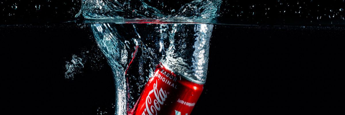 Egy dobozos Coca-Cola elmerül a vízben környezetszennyező módon