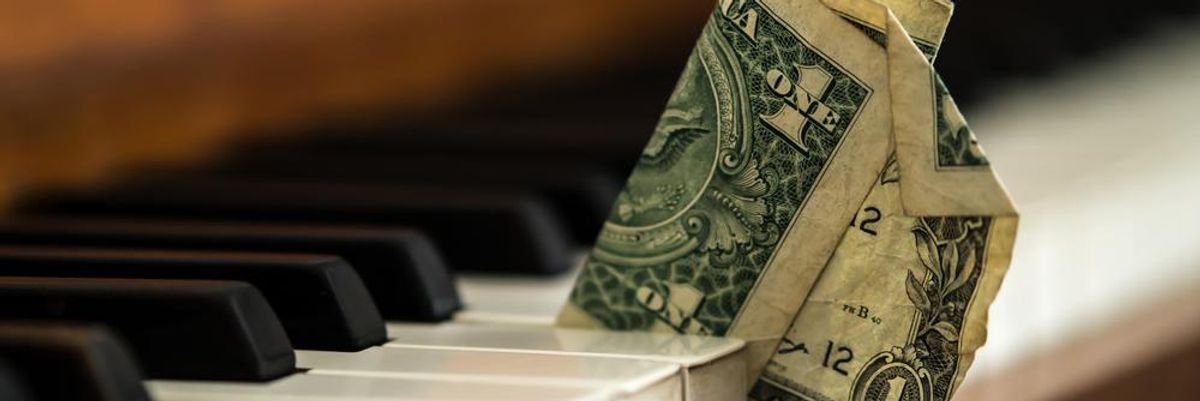 Egy egydolláros bankjegy egy zongora billentyűi között, kiderült, mennyi pénz folyt be tavaly a zeneiparba