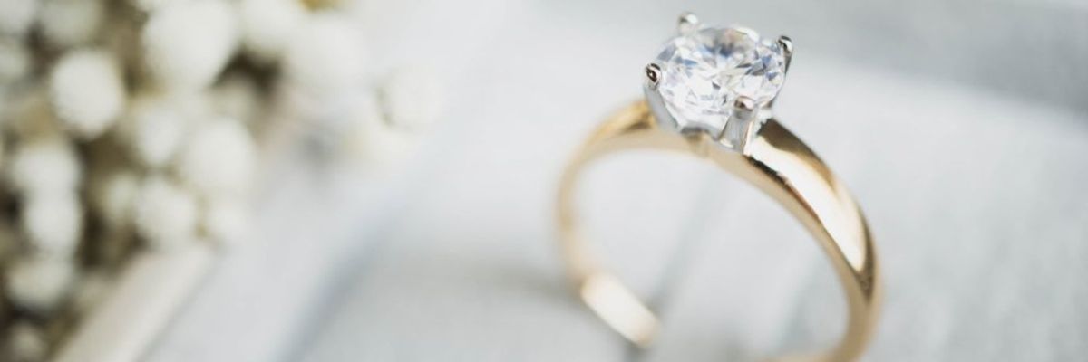 egy elegáns aranygyűrű gyémántberakással