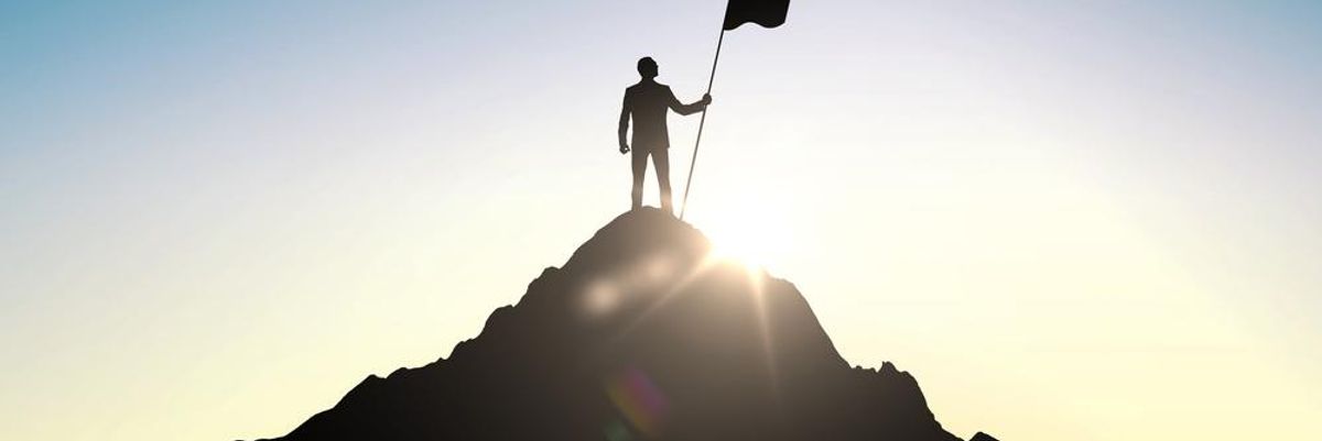 Egy ember , aki 30 felett lett sikeres, kitűzte zászlóját egy hegy tetejére