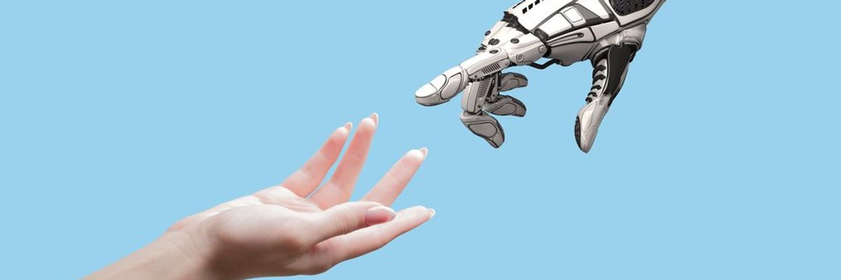 Egy emberi és egy robot kéz.