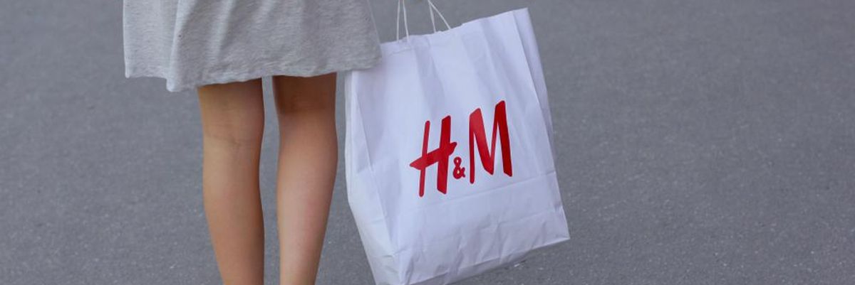 Egy fehér ruhás lány H&M-es szatyrot cipel a kezében, a márka felfüggesztette tevékenységét Oroszországban