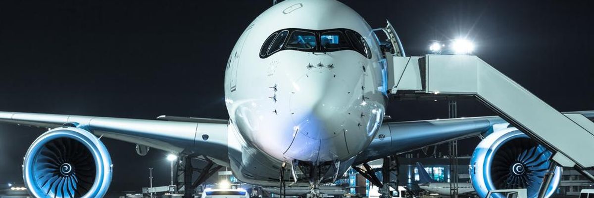 Egy fehér színű Airbus A350-es repülőgép áll a kifutón éjszaka