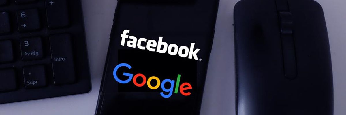 Egy fekete egér és klaviatúra között egy fekete iPhone van, aminek  a képernyőjén a Facebook és a Google logója látható