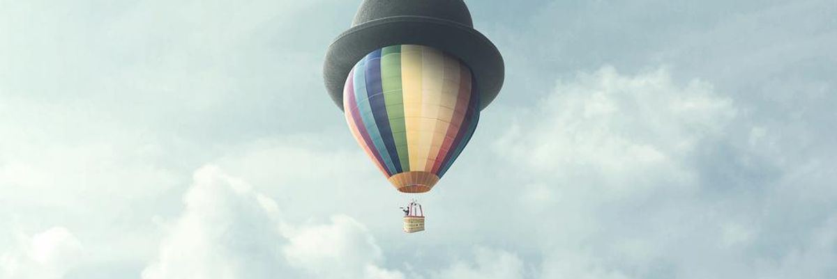 Egy felhős égben egy hózentrógeres fehér inges ember feje egy kalapos hőlégballonként tova száll