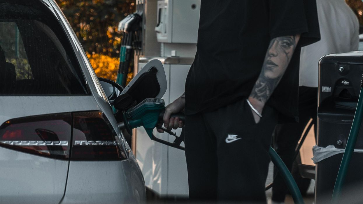 Egy férfi benzinkúton autót tankol