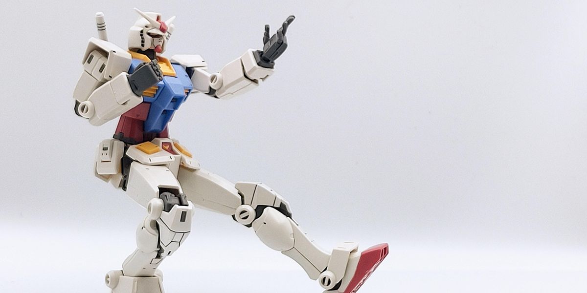 Egy Gundam robot bemutat egy táncmozdulatot