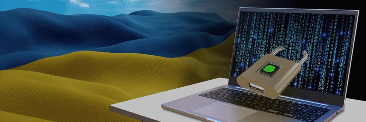 Egy hacker laptopja látható egy lakattal a képernyőjén, a háttérben az ukrán zászló hullámzik a kék ég alatt