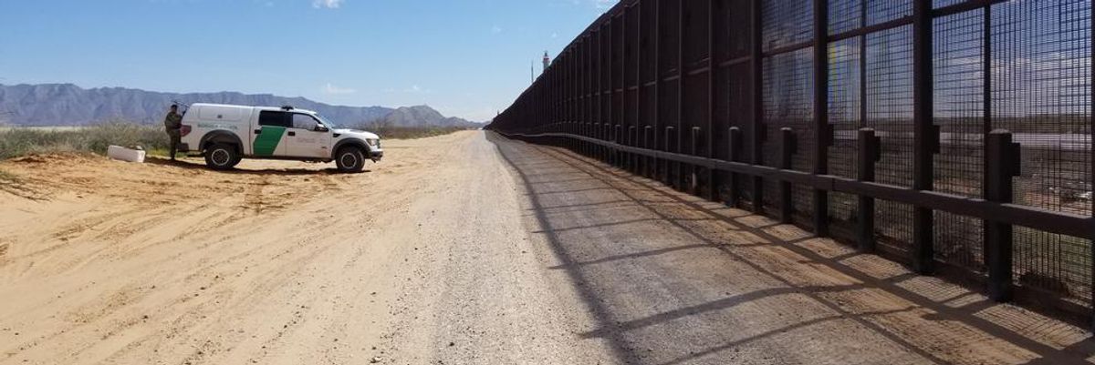 Egy határőr a mexikói-amerikai határ El Paso szakaszán várja, hogy megérkezzenek a hajókonténerek